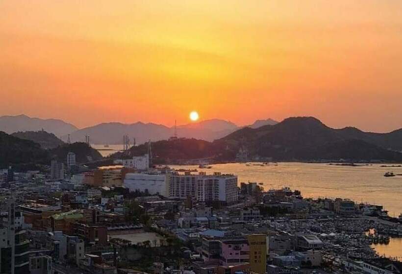 בית מלון כפרי Yeosu Yong Beach Tourist Hostel