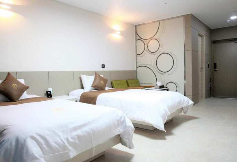 בית מלון כפרי Yeosu Yong Beach Tourist Hostel