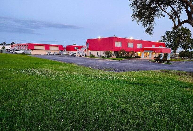 モーテル Clover Inn & Suites