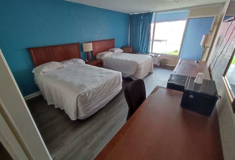 モーテル Clover Inn & Suites