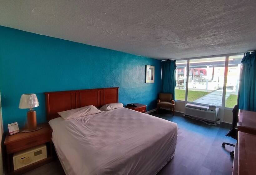 モーテル Clover Inn & Suites