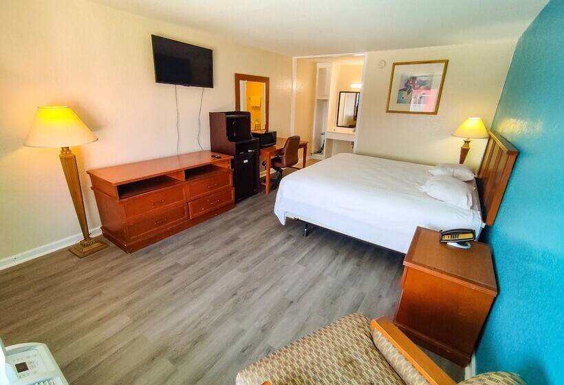 モーテル Clover Inn & Suites