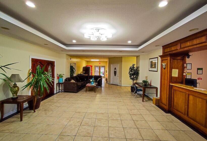 モーテル Clover Inn & Suites