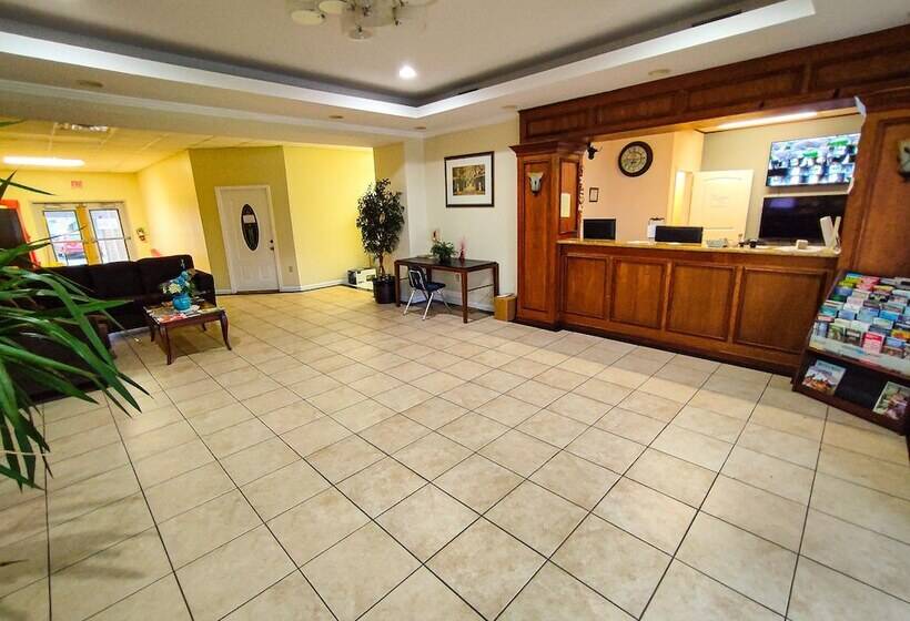 モーテル Clover Inn & Suites