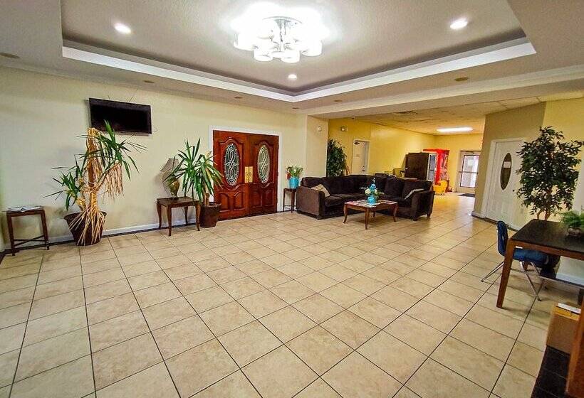 モーテル Clover Inn & Suites