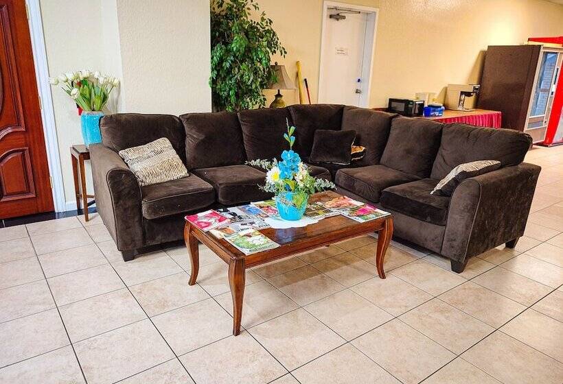 モーテル Clover Inn & Suites