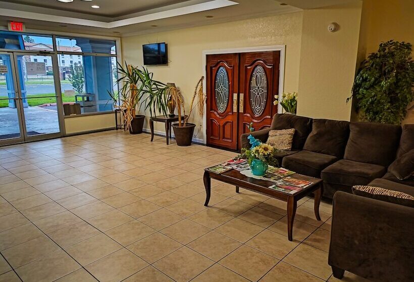 モーテル Clover Inn & Suites