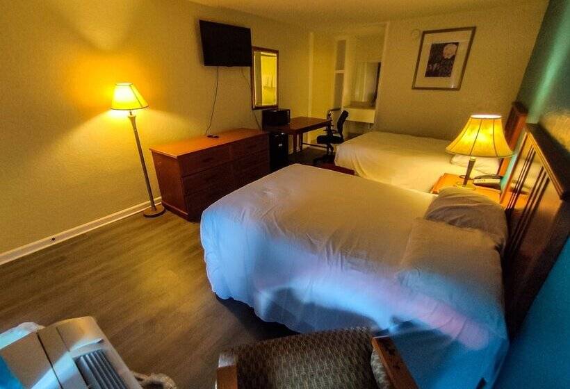 モーテル Clover Inn & Suites