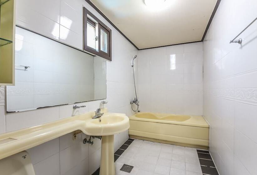 汽车旅馆  Muan Beach