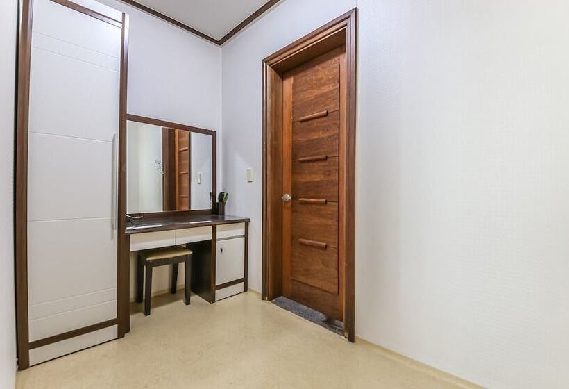 汽车旅馆  Muan Beach