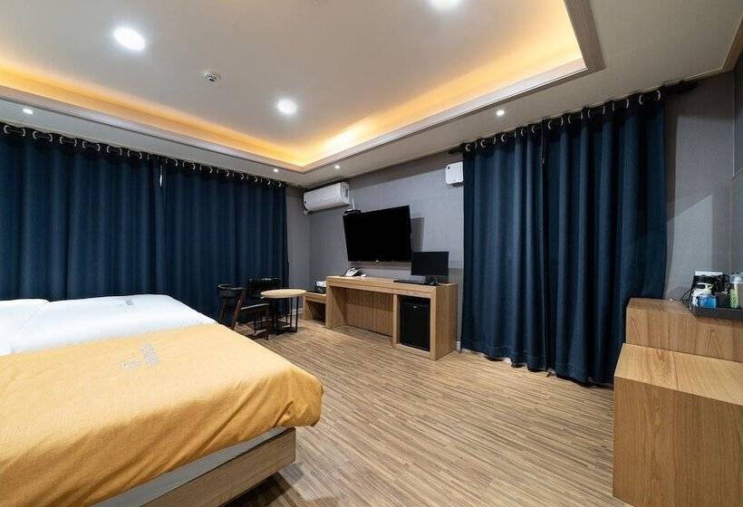 מוטל Pocheon For You