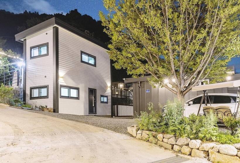 פנסיון Gapyeong Ddobagi Pet & Spa Glamping
