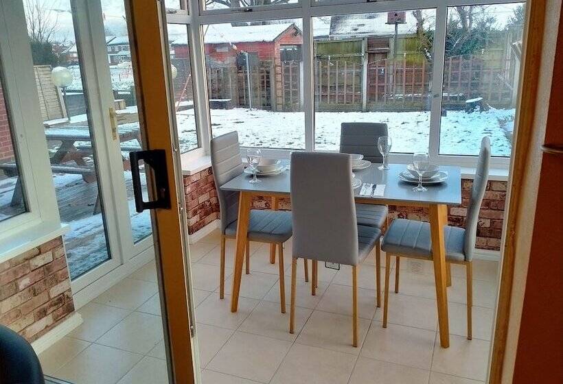 إقامة The Nest, An Immaculate 3 Bed House In Walsall