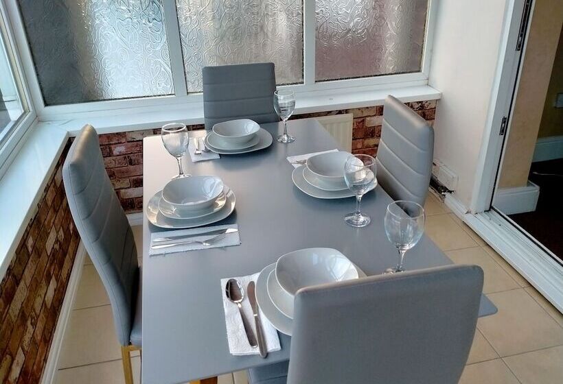 اقامتگاه The Nest, An Immaculate 3 Bed House In Walsall