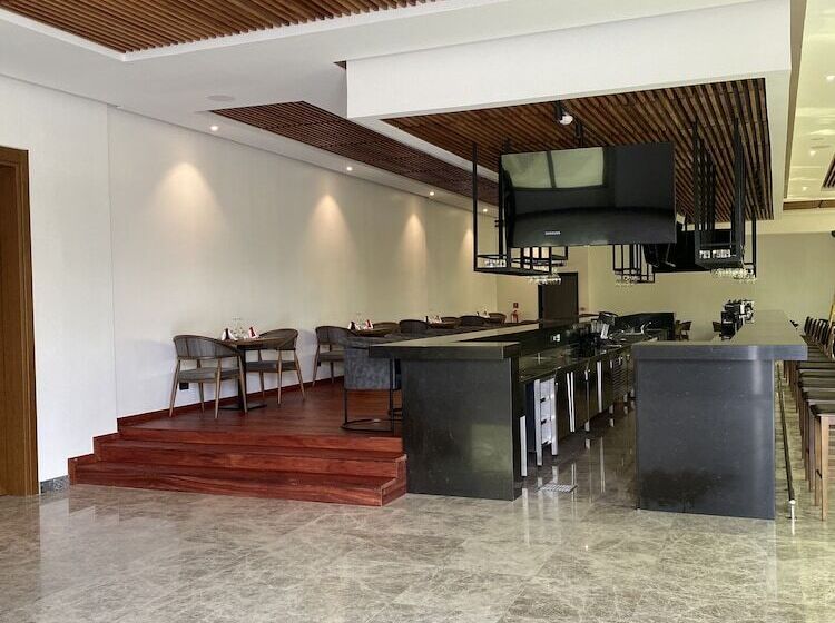 Star Land Hotel Bastos