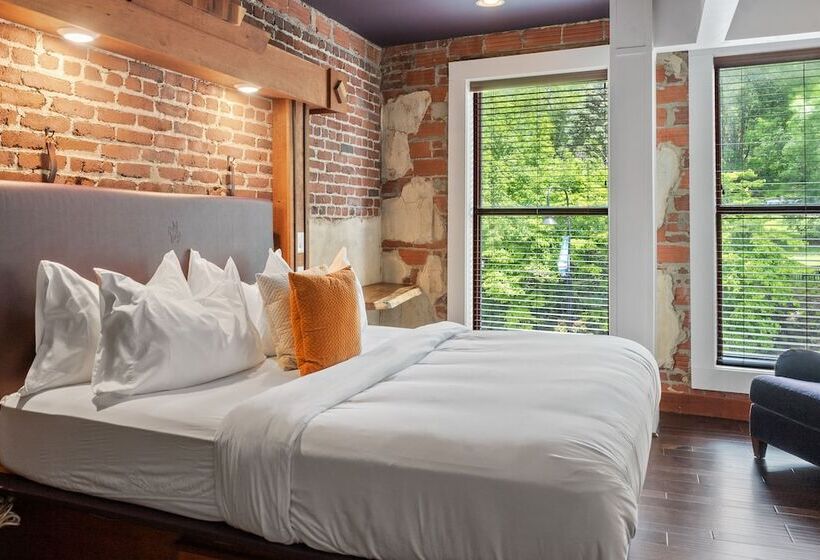 The Horton Hotel And Rooftop Lounge