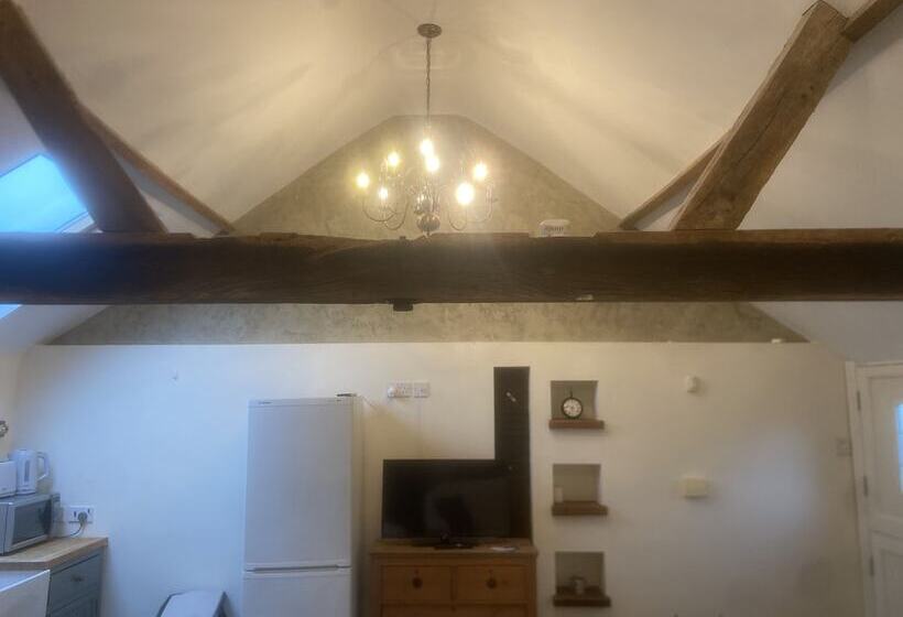 Cozy Cabin Retreat In Gloucestershire