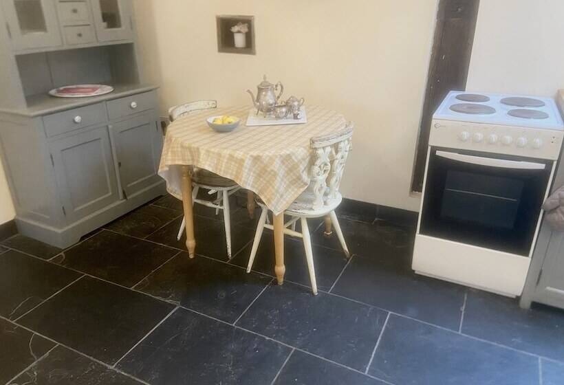 Cozy Cabin Retreat In Gloucestershire