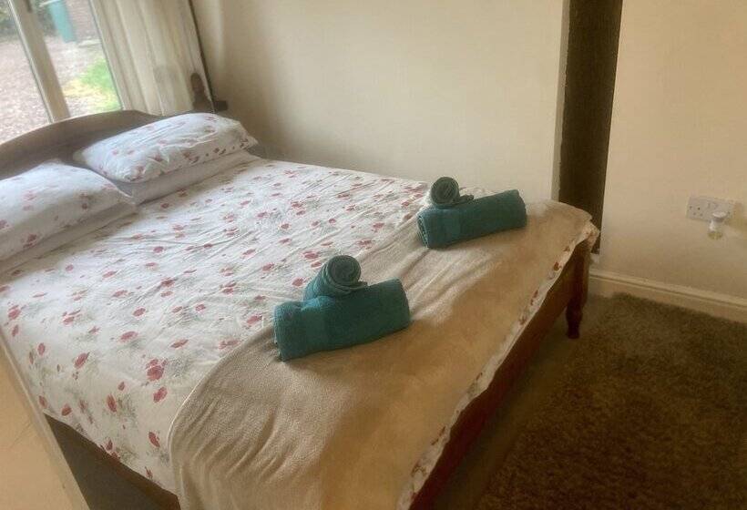 Cozy Cabin Retreat In Gloucestershire