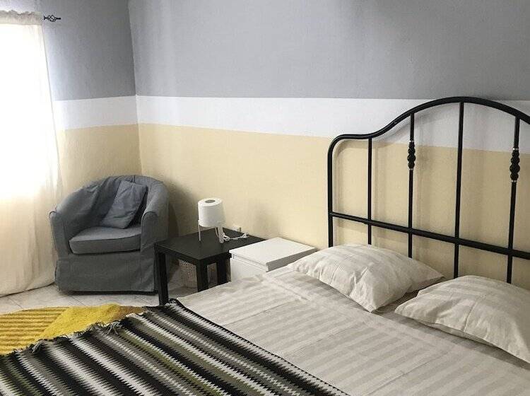 تختخواب و صبحانه Blue Residence