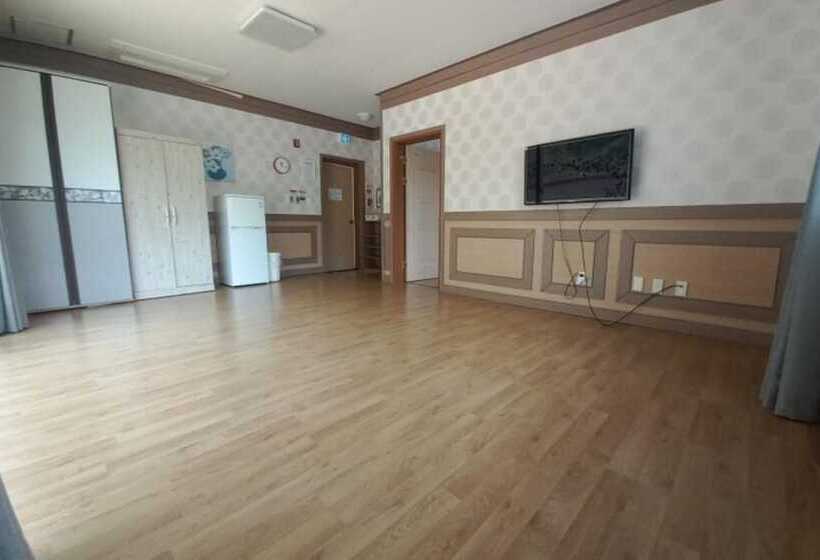 Danyang Three Nests Stay Pension