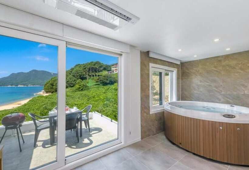 Geojedo Blue Hill Pension