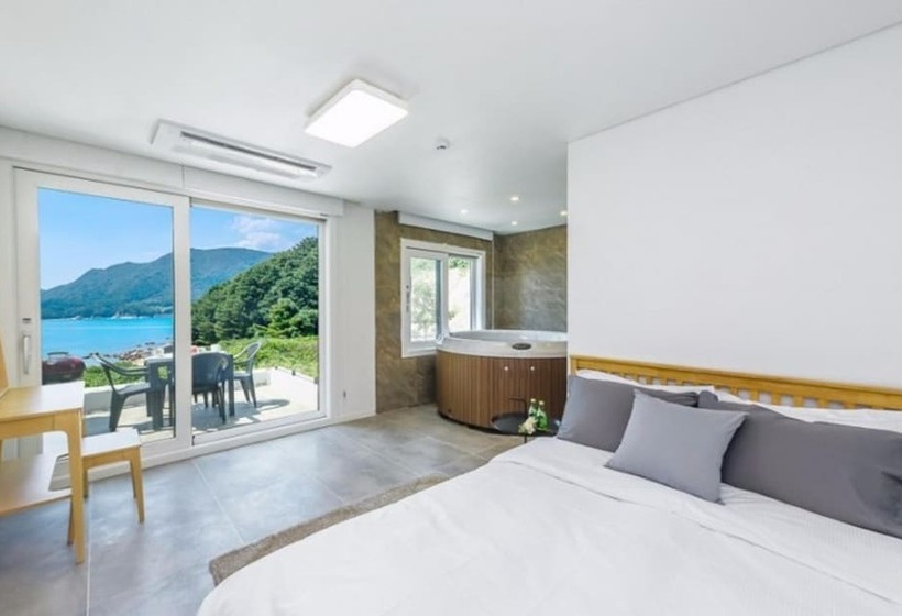 Geojedo Blue Hill Pension