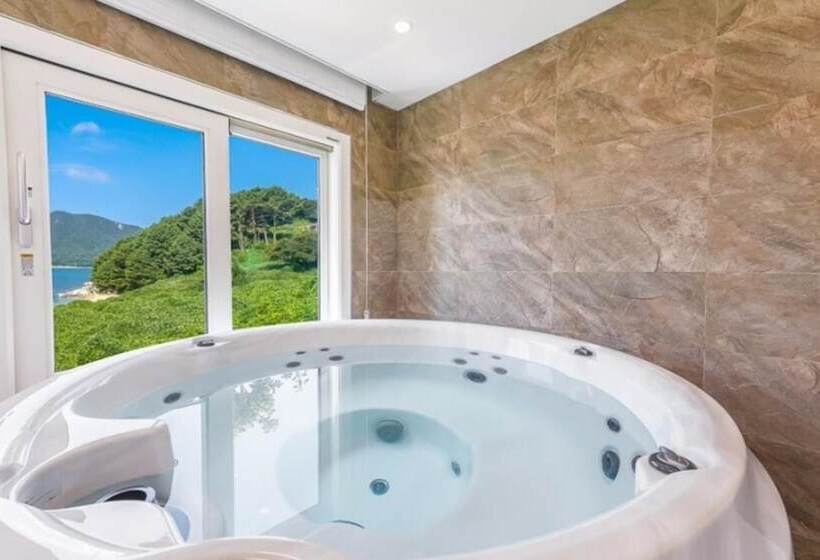 Geojedo Blue Hill Pension