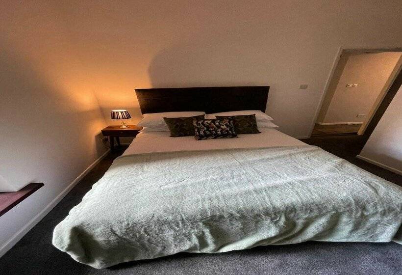 בית מלון כפרי Cavehill Castle