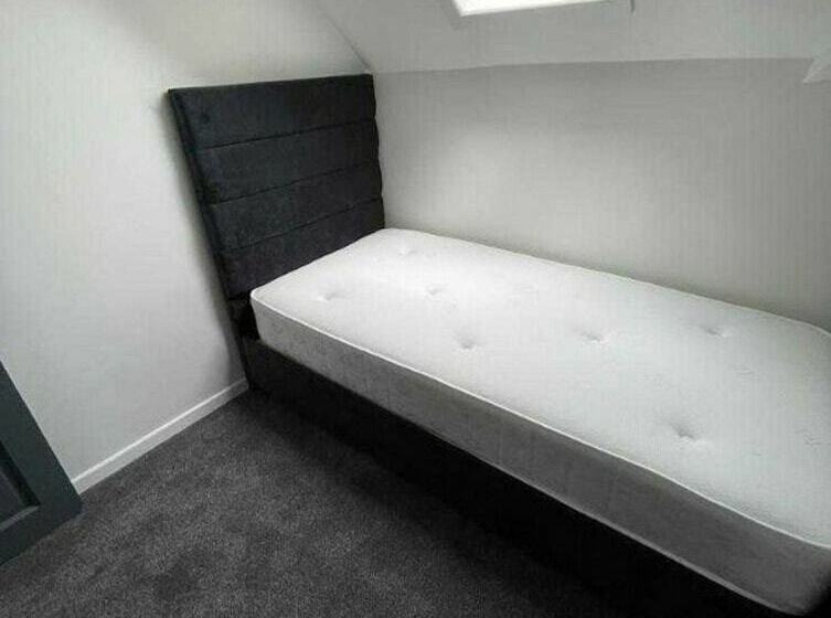 בית מלון כפרי Cavehill Castle