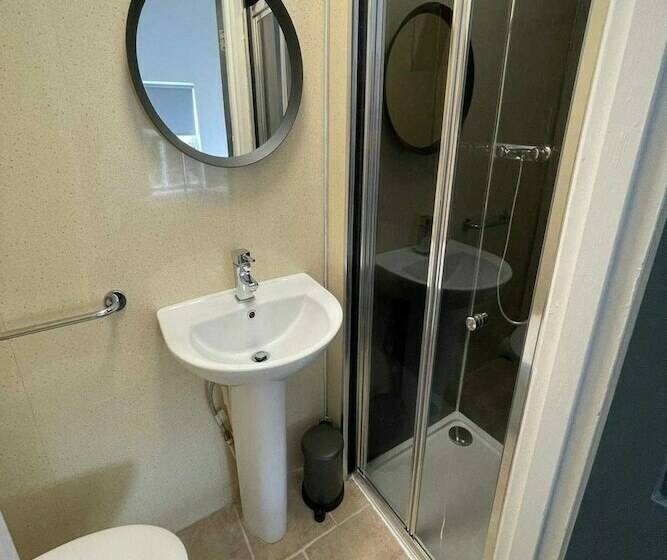 בית מלון כפרי Cavehill Castle