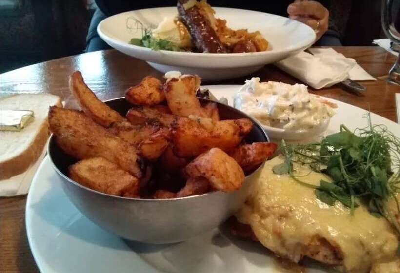 בית מלון כפרי Cavehill Castle