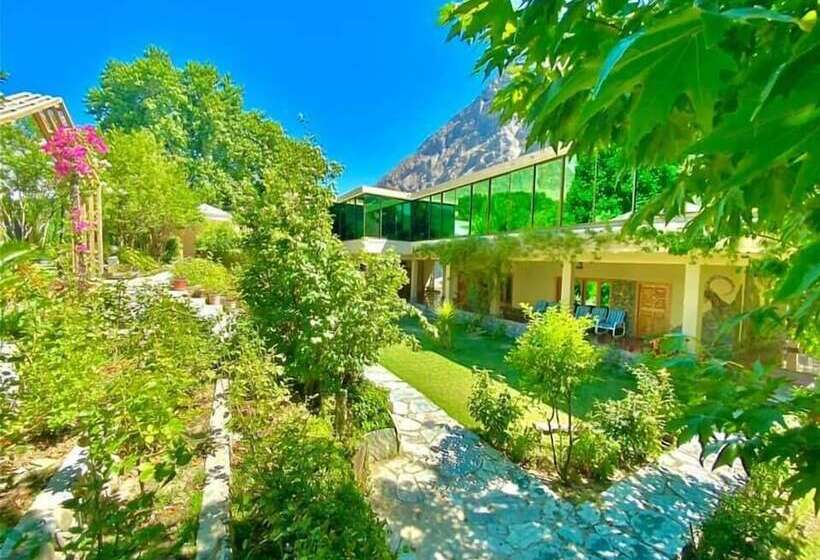 Hotel Gahirat Castle