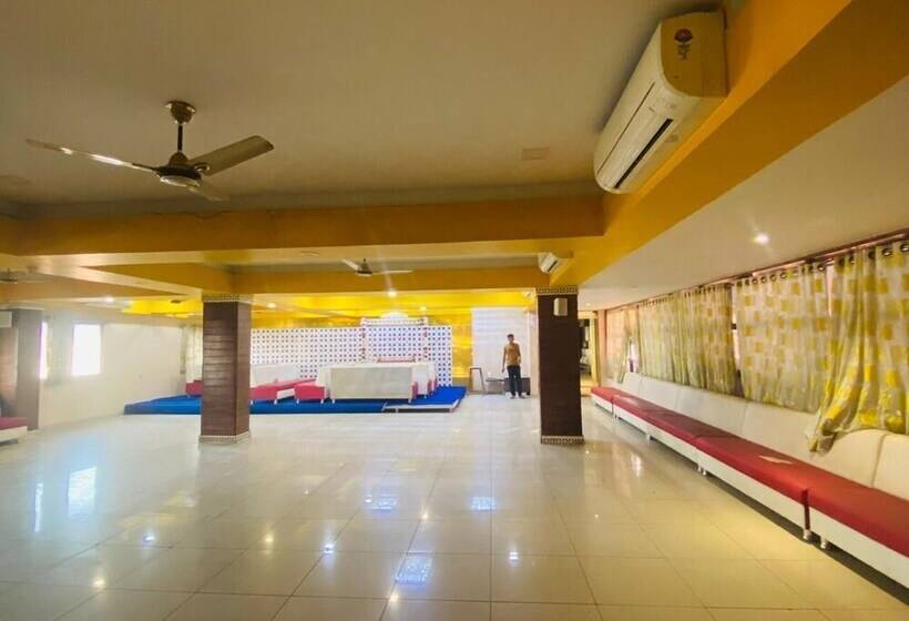 호텔 Ganesh Banquet Dining And