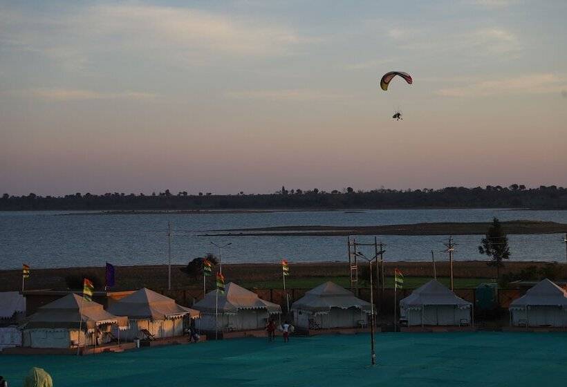 בית מלון כפרי Hanuwantiya Tent City Jal Mahotsav