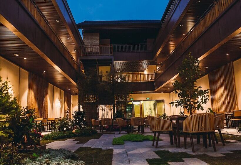Отель Leisure Tourism Resort Narada Guilin