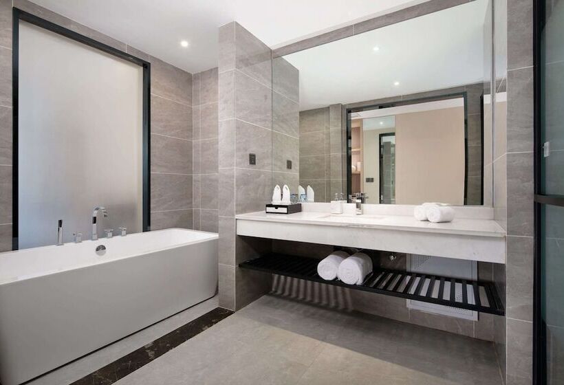 فندق Ramada By Wyndham Guangyuan Zengjiashan Resort