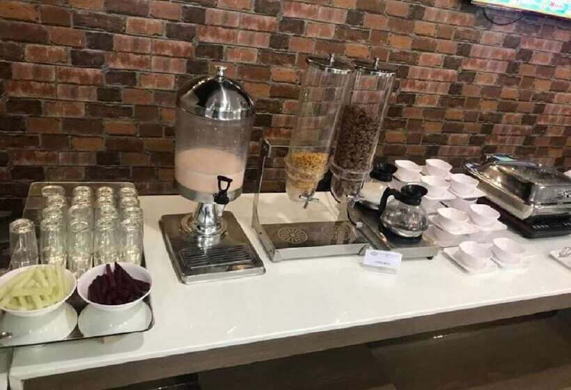 호텔 The Sky Imperial Bapu’s Resort