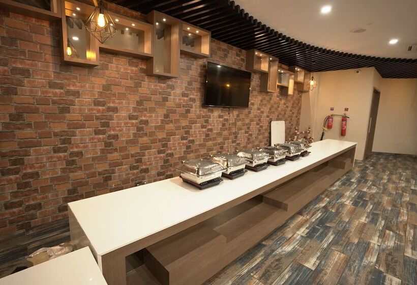 호텔 The Sky Imperial Bapu’s Resort