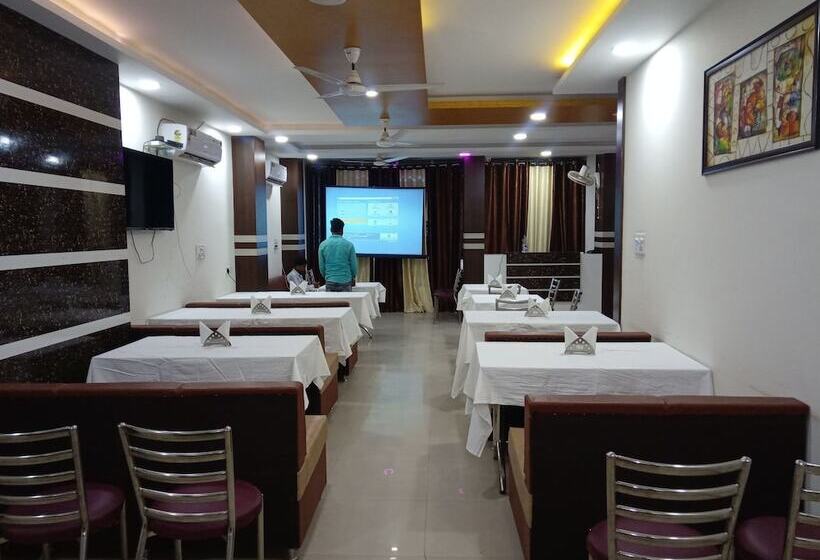 호텔 Vinayak Palace Hoshangabad