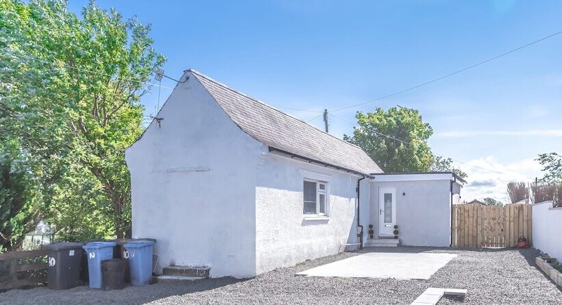 Lovely 1 Bed Cottage In Kelty With Hot Tub