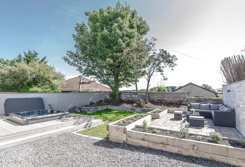 Lovely 1 Bed Cottage In Kelty With Hot Tub