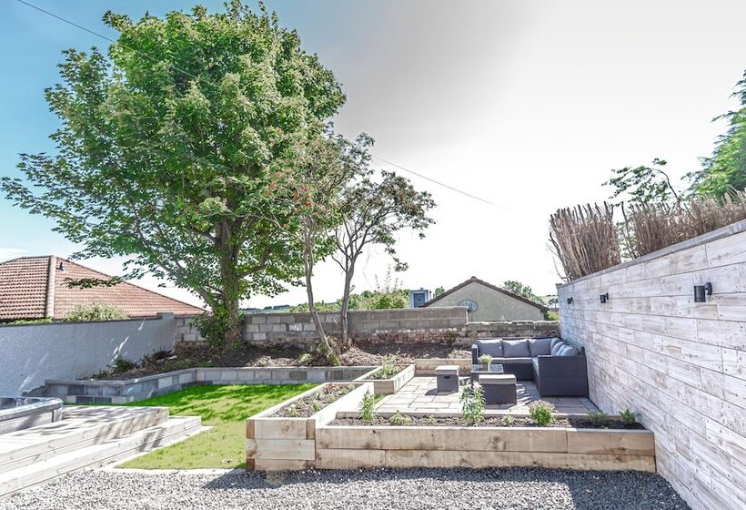 Lovely 1 Bed Cottage In Kelty With Hot Tub