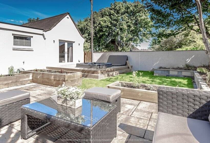 Lovely 1 Bed Cottage In Kelty With Hot Tub