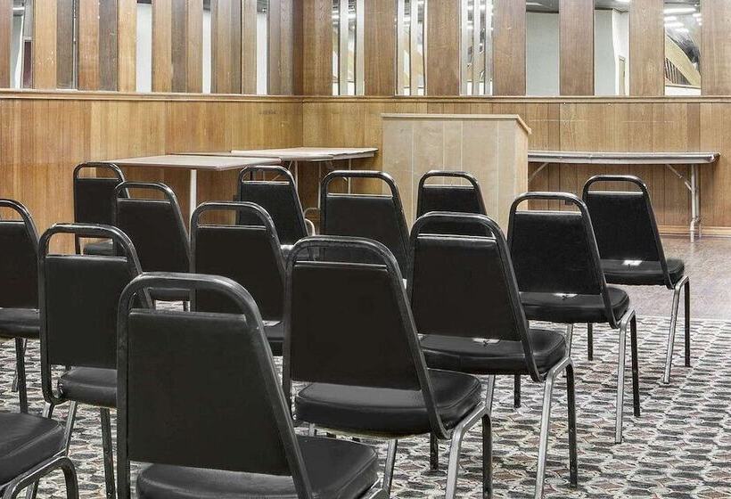 모텔 Courtyard Hotel & Event Center