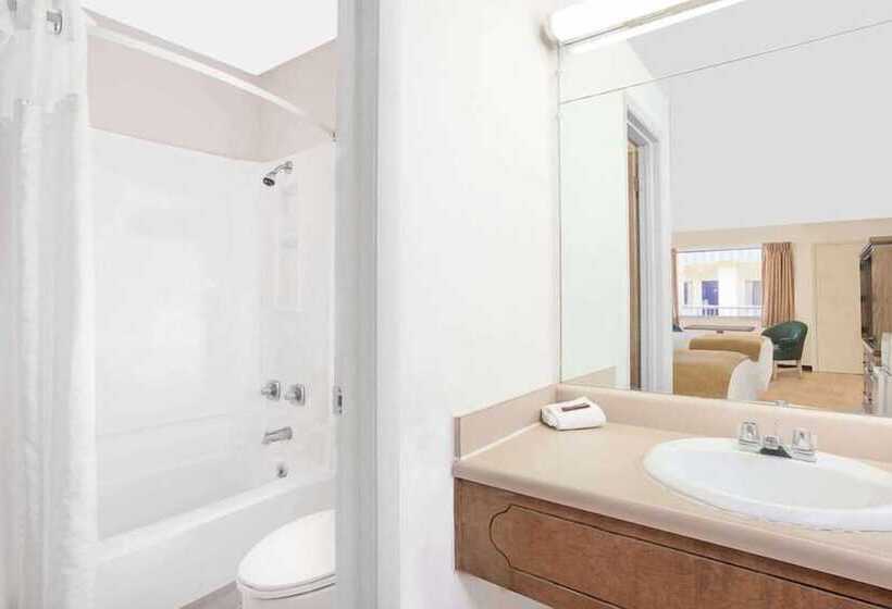 モーテル Courtyard Hotel & Event Center