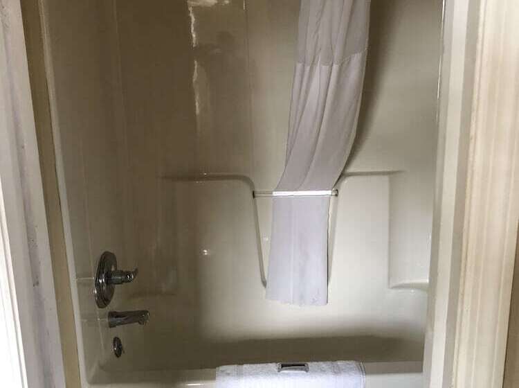 فندق على الطريق The Tompkinsville Inn