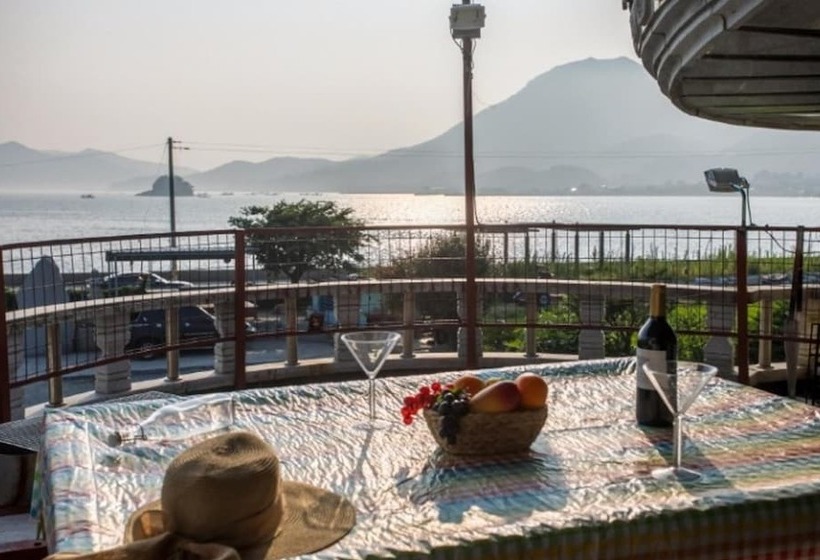 Namhae Badatga Byeoljang Pension