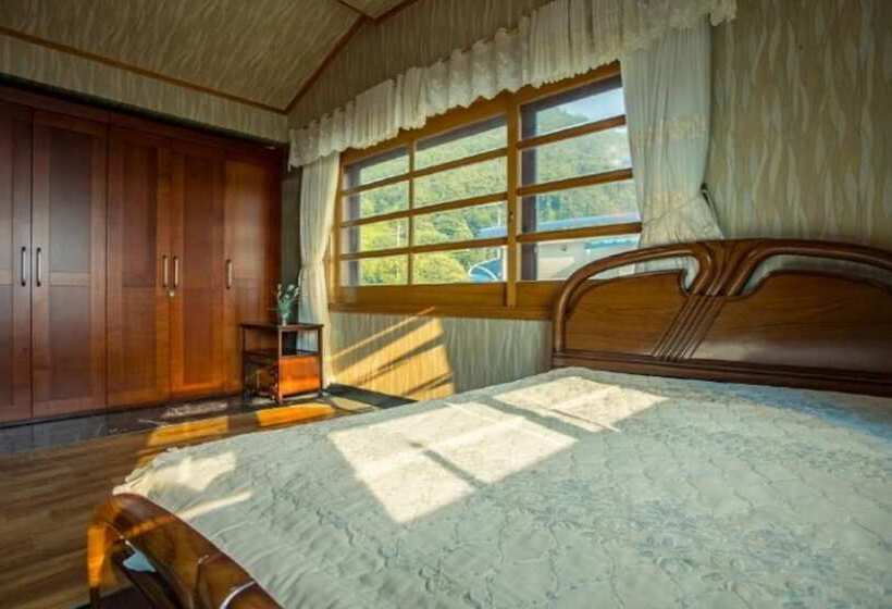 Namhae Badatga Byeoljang Pension