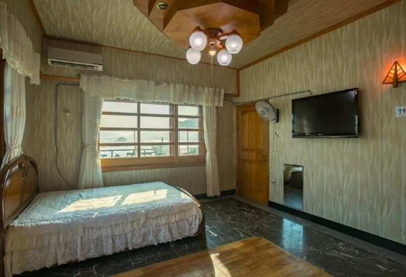 Namhae Badatga Byeoljang Pension